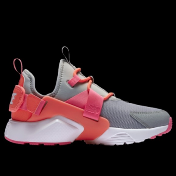 Nike Shoes - Womans Nike Air Huarache city low shoes